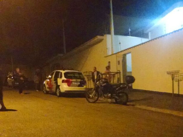 Casa em Votorantim onde o casal de 58 anos foi encontrado morto (Foto: Ivana Santana/G1)